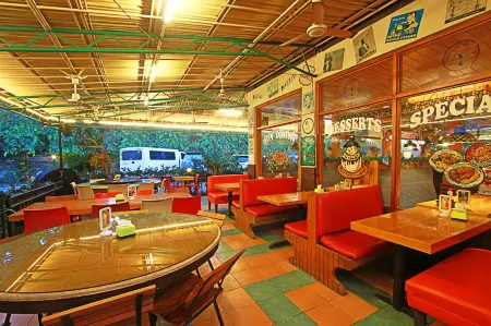 Florentina Homes Отели рядом с достопримечательностью «Sisters of St Paul of Chartres Monument»