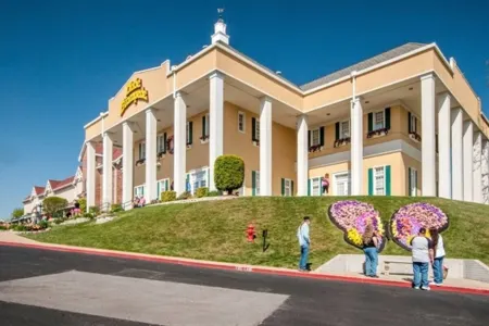 Welcome to "A Change of View" We have a walk-in Luxury Condo on Table Rock Lake.