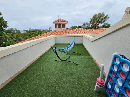 " Tradewinds" Updated Luxury Condo-Turtle Cove- 5 Minute Walk to Beach