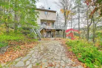 Great Barrington Lakeside Getaway w/ Kayak & Grill - Parkplatz