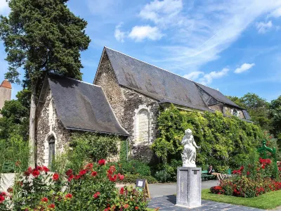 ไอบิส อ็องแกร์ ซองทร์ ชาโต โรงแรมใกล้Ancien couvent de la Baumette