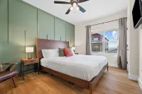 Summer Specials!-Brand New! 1 Mile to Sdc, 2 Arcades, Private Hot Tub, 2 Pools - 4-Star