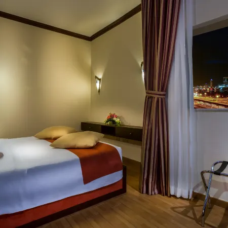 First Central Hotel Suites Отели рядом с достопримечательностью «Гринс»