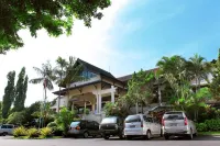 Lombok Raya Hotel - parking