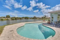 Sunset Views & Hot Tub: Lakefront Holiday Retreat! - Wifi