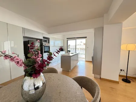 Balcony Views - Specious 2 BR Flat Отели в г. Агланција