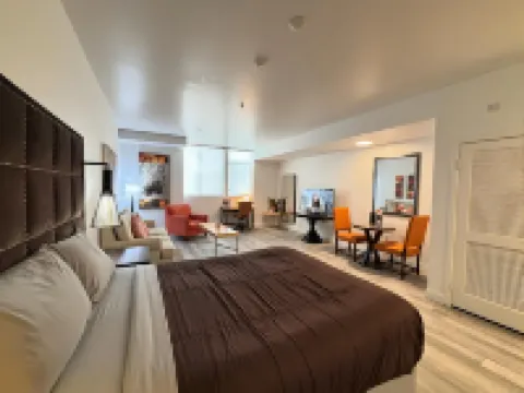 สเตย์สโปร - ฮอลลีวูด โฮมส์ นาทีถึงทุกที่