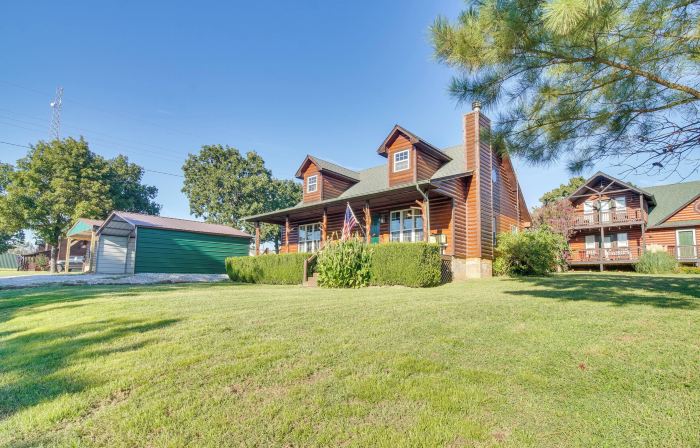Incredible Log Home: 1 Mile from Lake Tenkiller