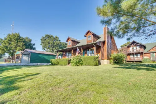 Incredible Log Home: 1 Mile from Lake Tenkiller - Pet-friendly