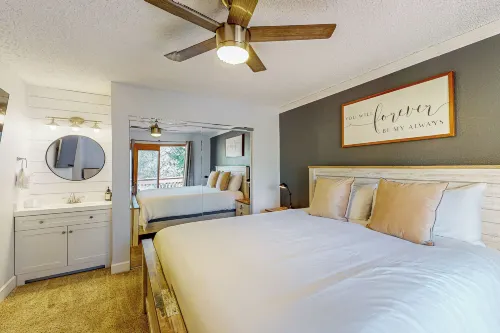 Near Hiking & Biking! Flagstaff Condo w/ Grill - شقق