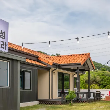 Gyeongju Danchae Gamsung Pool Villa Отели рядом с достопримечательностью «Храм Голгулса»