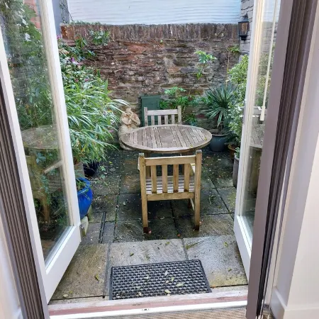 PRIVATE ROOM WITH OWN ENTRANCE IN COTTAGE DOWN A QUIET LEAFY LANE. EASY PARKING
