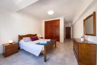 W 01 - Bedroom 1 in Topside Luz Guesthouse