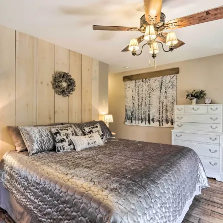 'Joshuas Lodge' w/ Hot Tub + Mountain Views!