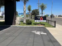 Studio 6 Suites Delano, CA - parking