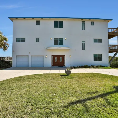 Immaculate, Modern Stay Steps to Beach With Amazing Ocean Views