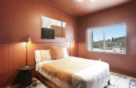 The Mountain View Penthouse in the Heart of Downtown White Salmon, Loft 18