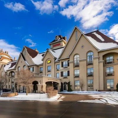 Le St-Martin Hotel & Suites Hotels near André-Benjamin-Papineau House