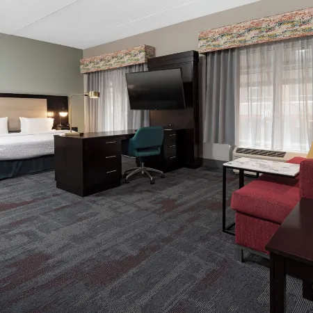 Hampton Inn & Suites Raleigh Downtown Отели рядом с достопримечательностью «Мемориальная колокольня»