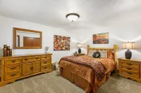 Bear Paw Haven-nestled in the trees. Pet & family friendly. HOT TUB, Free WiFi