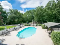Lakeview 1BR Condo w Deck Walk to Village Hotéis em Flat Rock
