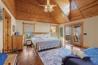 Vintage Luxury Creekside Cabin ~ King Bed, Hot Tub, Fire Pit & Game Room, Dog Ok