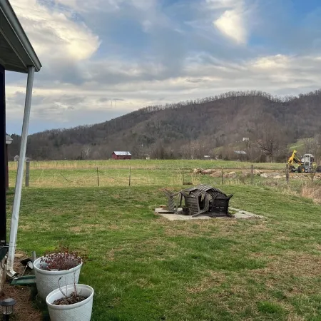 Waterfront cabin with mountain views; 26 minutes to downtown Asheville.