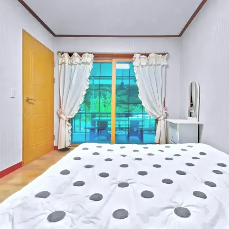 Jecheon Lake View Pension Отели рядом с достопримечательностью «Храм Чонбанса»