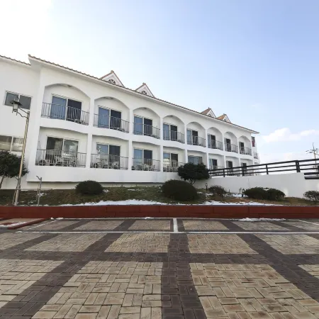 Buan Chaeseokgang Beach Hotel Отели рядом с достопримечательностью «Аквапарк Byeonsan Aqua World»
