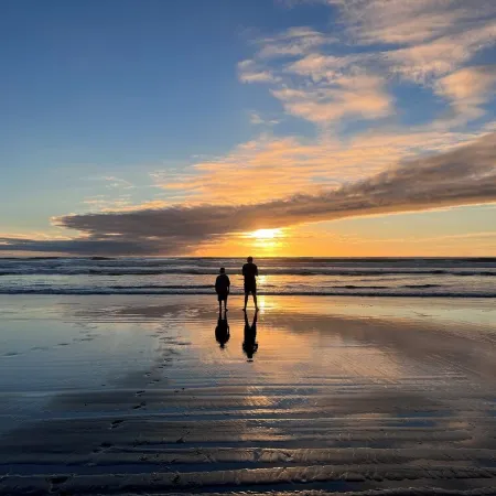 Short walk to BEACH - 3 bedrooms w/TVs- SLEEPS 6 - Dogs OK!