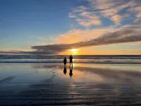 Short walk to BEACH - 3 bedrooms w/TVs- SLEEPS 6 - Dogs OK!