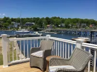 Waterfront Living w Stunning Views, Beautiful Decor, Kayaks, Private drive