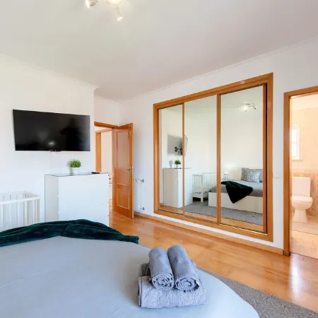 7min to the beach & 23min to Lisbon city, offering convenience & coastal charm