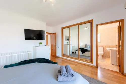 7min to the beach & 23min to Lisbon city, offering convenience & coastal charm