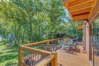 Waterfront Lake Barkley Home w/ Deck & Fire Pit! - 3-Sterne