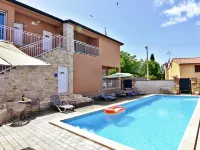 Spacious poolside apartment in Tar 塔爾住宿飯店
