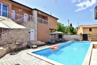 Bright flat with shared pool in Tar