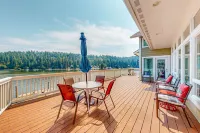 Beautiful Lakefront Custom - 4-Star