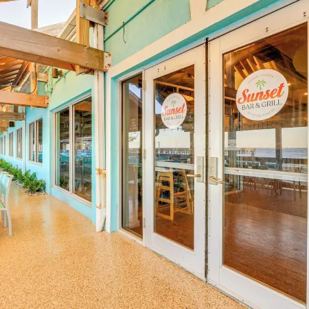 Walk to Beach & Marina! Ruskin Resort Retreat