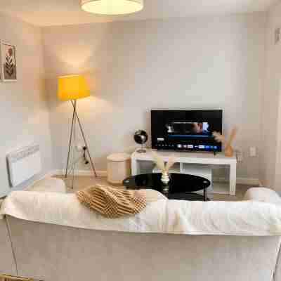 Deluxe Room in a 2Bedroom Aprt W Fast WiFi, Netflix, Behind Train Station Others
