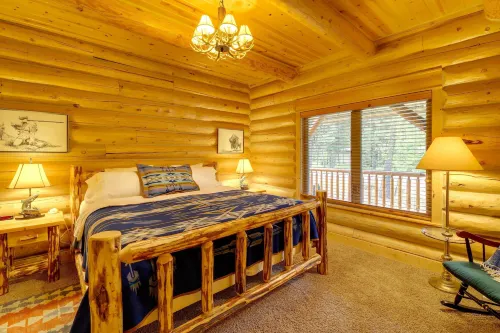 Exquisite McCall Log Cabin - Walk to Payette Lake! - parking