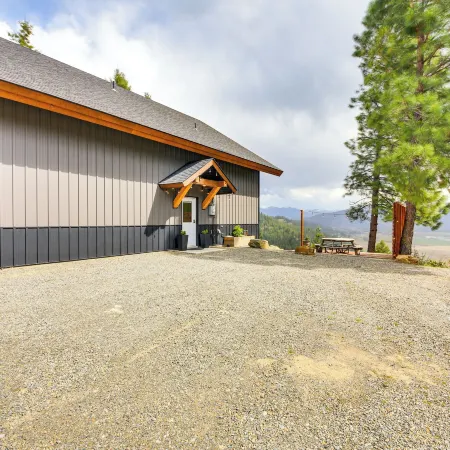 Balcony & Patio w/ Mtn Views! Bonners Ferry Escape