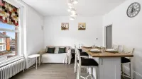 Charming Two Bedroom Apartment in Strawberry Hill - Wi-Fi