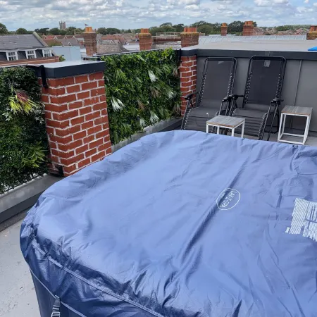 1 Bedroom Flat Apartment with Hot Tub on the Balcony & City View, Sleeps 4Ppl