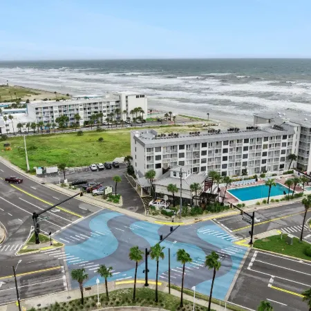 Howard Johnson by Wyndham Oceanfront Daytona Beach Отели рядом с достопримечательностью «Парк Сан Сплэш»