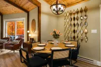 Mid‑Century Retreat • Near Breweries • Sleeps 12 - シャレー