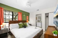 Sleeps 10 - Pool - Hot Tub - Fire Pit - Playground - Kitchen