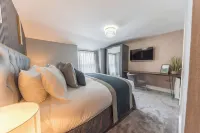 The Old Stamp House Retreat - Three En-Suite Bedrooms with Parking - Kitchens