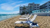 Carbon & Coast by Avantstay Beachfront 2BR + Shared Pool & Spa On the Sand - 3-Star