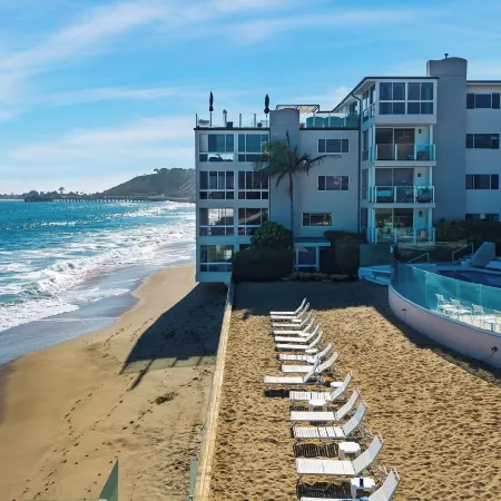 Carbon & Coast by Avantstay Beachfront 2BR + Shared Pool & Spa On the Sand